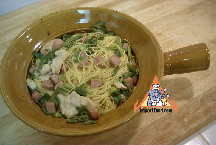 Thai-Style Noodles Baked in Clay Pot, 'Bamee Gai Op Mor Din'