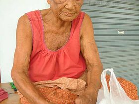Betel Nut Chew Sets, 'Chien Mahk', a Thai Custom That's Disappearing Fast - Cutting si siet bark