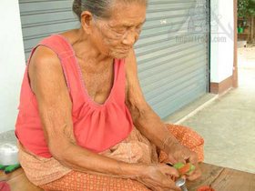 Betel Nut Chew Sets, 'Chien Mahk', a Thai Custom That's Disappearing Fast - Adding to mortar