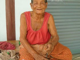 Betel Nut Chew Sets, 'Chien Mahk', a Thai Custom That's Disappearing Fast - Pounding together