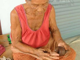 Betel Nut Chew Sets, 'Chien Mahk', a Thai Custom That's Disappearing Fast - Removing the mahk