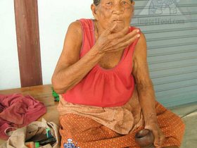 Betel Nut Chew Sets, 'Chien Mahk', a Thai Custom That's Disappearing Fast - Putting in the chew
