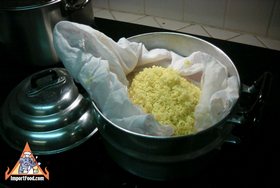 Thai Sticky Rice Steeped in Coconut Milk, 'Khao Neeo Moon' - Steam the sweet rice