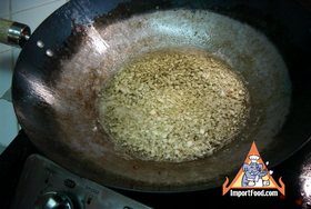 Thai Street Vendor Noodles, 'Ba Mee Haeng' - Fry the garlic