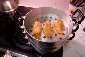 Gai Muang Nung Kreung Gaeng Nua - Steam the chicken