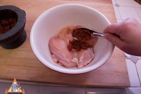 Gai Muang Nung Kreung Gaeng Nua - Add curry to chicken