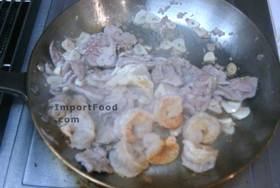 Thai Crispy Stir-Fried Noodle, 'Mee Krob' - Fry the ingredients