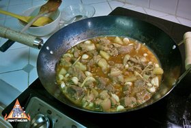 Northern Thai Pork Curry, 'Gaeng Hanglay' - Cook over low heat