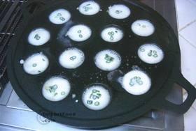 Thai Coconut Pudding, 'Khanom Krok' - Add the topping and cook
