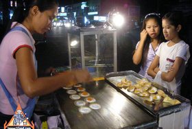 Thai Street Vendor for Khanom Buang