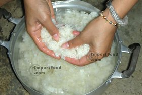 Thai Street Vendor for Thai Fermented Sweet Rice Dessert, 'Khao Mahk' - Step 7<br>Rinse rice thorougly again, separating rice to prevent clumps, and drain completely.