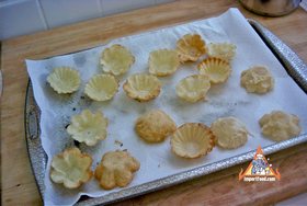 Golden Thai Pastry Cups, 'Kratong Tong' - Golden brown pastry cups