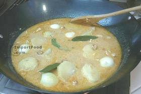 Thai Masaman Chicken, 'Gaeng Masaman Gai' - Cooking in a wok
