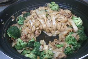 Thai Stir-Fried Wide Rice Noodles, 'Pad Si-iew' - Cook everything together