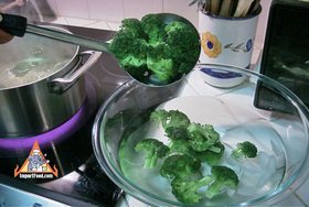 Thai Rama Chicken, 'Praram Long Song' - Cooling the broccoli