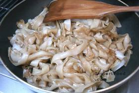 Thai-Style Wide Noodles In Thick Sauce, 'Kuaytiao Lad Na' - Preparing the noodles