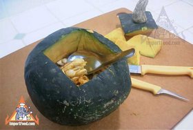 Thai Pumpkin Custard, 'Sankaya Phak Tong' - Cleaning out the squash