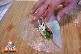 Thai Fresh Spring Rolls, 'Pa Pia Sod' - Carefully wrap