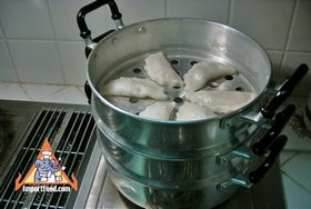 Steamed Thai Dumplings, 'Pun Sip Neung' - Steam the dumplings