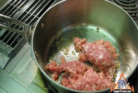 Bean Vermicelli Soup with Pork, 'Tom Jude Woonsen' - Cooking the pork