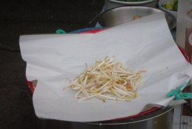 Hoi tod prepared by Thai street vendor