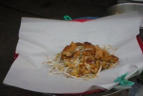 Hoi tod prepared by Thai street vendor