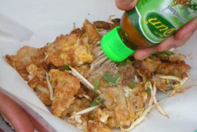Hoi tod prepared by Thai street vendor