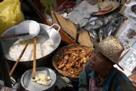 Street vendors fried bananas