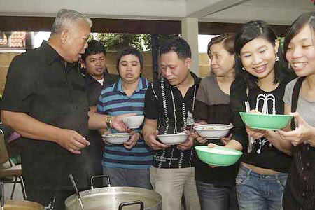 Samak cooking for reporters