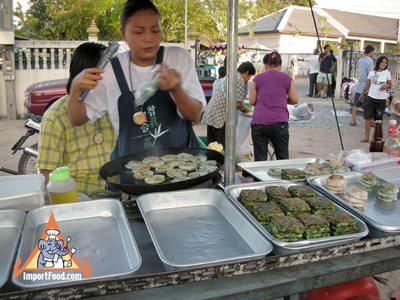 Thai Street Vendor Offers Chinese-Style Dumplings With Leek, 'Kui Chai'