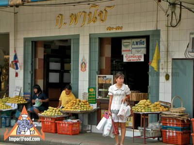 Famous Bangkok Shop Offers Sticky Rice With Mango 'Kao Neeo Korpanich'