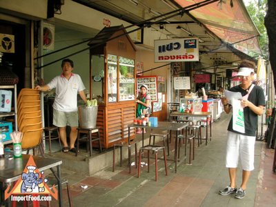Bangkok Sidewalk Vendor Saew Offers Homemade Meatball Noodle Soup