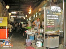 Bangkok Sidewalk Vendor Chow Lei Offers Fresh Seafood Stir-Fry - Chow Lei Entrance