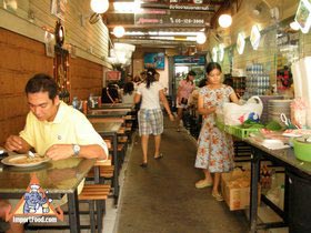 Bangkok Sidewalk Vendor Chow Lei Offers Fresh Seafood Stir-Fry - Inside Chow Lei