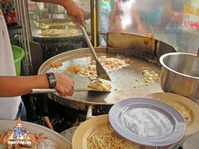 Bangkok Sidewalk Vendor Chow Lei Offers Fresh Seafood Stir-Fry - Seafood Pad Thai