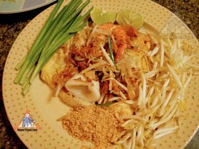 Bangkok Sidewalk Vendor Chow Lei Offers Fresh Seafood Stir-Fry - Seafood Pad Thai