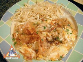 Bangkok Sidewalk Vendor Chow Lei Offers Fresh Seafood Stir-Fry - Ausuan (with oyster &amp; mussel)