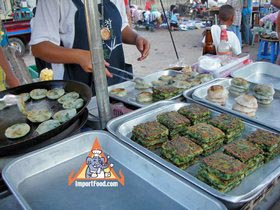 Thai Street Vendor Offers Chinese-Style Dumplings With Leek, 'Kui Chai'