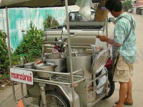 Thai Street Vendor Prepares Chinese-Style Soup, 'Gra Pawt Pla Tae'