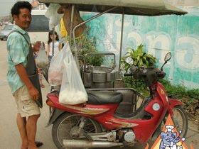 Thai Street Vendor Prepares Chinese-Style Soup, 'Gra Pawt Pla Tae' - Powered by Honda