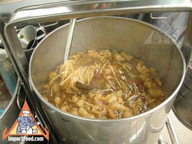Thai Street Vendor Prepares Chinese-Style Soup, 'Gra Pawt Pla Tae'