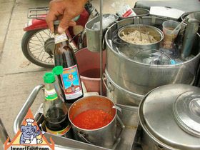 Thai Street Vendor Prepares Chinese-Style Soup, 'Gra Pawt Pla Tae'