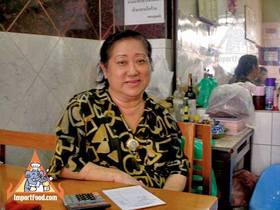 Bangkok Sidewalk Vendor Chotechitr Offers Mee Krob, Banana Flower Spicy Salad, and More - Krachoichuli Kimangsawat, fourth generation owner