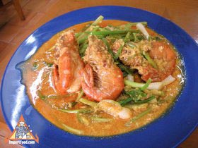 Bangkok Sidewalk Vendor Chotechitr Offers Mee Krob, Banana Flower Spicy Salad, and More - Goong Pad Pong Kari