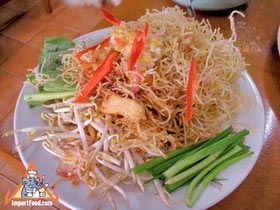 Bangkok Sidewalk Vendor Chotechitr Offers Mee Krob, Banana Flower Spicy Salad, and More - Chotechitr Mee Krob