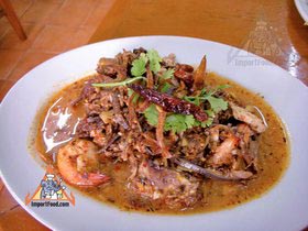 Bangkok Sidewalk Vendor Chotechitr Offers Mee Krob, Banana Flower Spicy Salad, and More - Yum Hua Plee