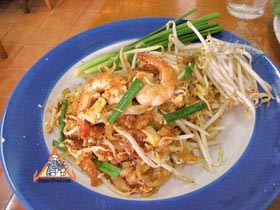 Bangkok Sidewalk Vendor Chotechitr Offers Mee Krob, Banana Flower Spicy Salad, and More - Pad Thai