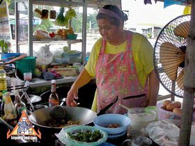 Thai Sidewalk Vendors: Kanchanaburi Open-Air Restauarant: Jae Nid