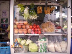 Thai Sidewalk Vendors: Kanchanaburi Open-Air Restauarant: Jae Nid