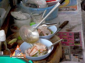 Thai Sidewalk Vendors: Kanchanaburi Open-Air Restauarant: Jae Nid